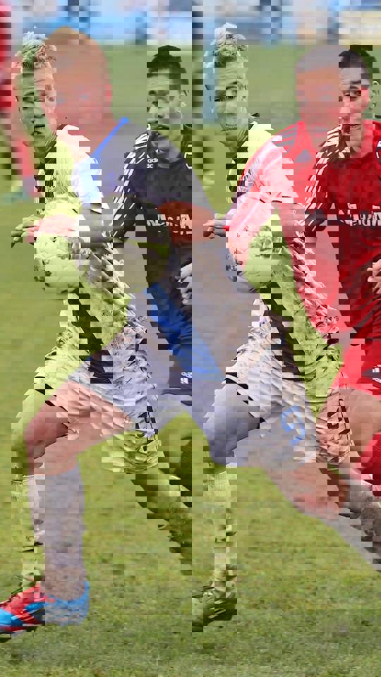 Twee voetballers op het veld in actie in een duel om de bal Bij Anna TopSupport helpen wij je snel te herstellen na een sportblessure. We geven sportmedisch advies en we zorgen voor een sportkeuring die bij je past. We weten goed hoe we sporters van alle niveaus kunnen helpen.